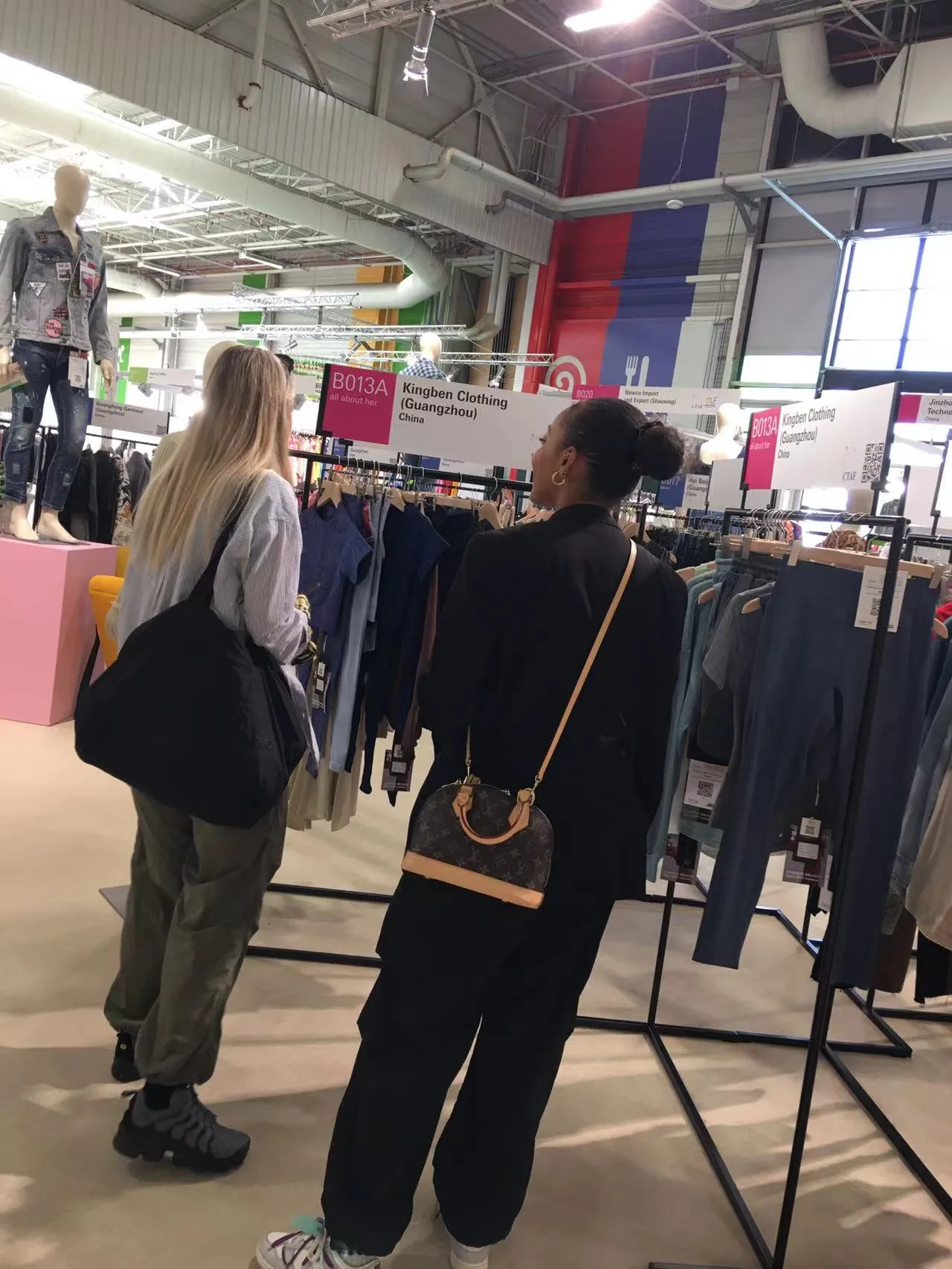 Kingben Sports at an international trade show meeting brand partners