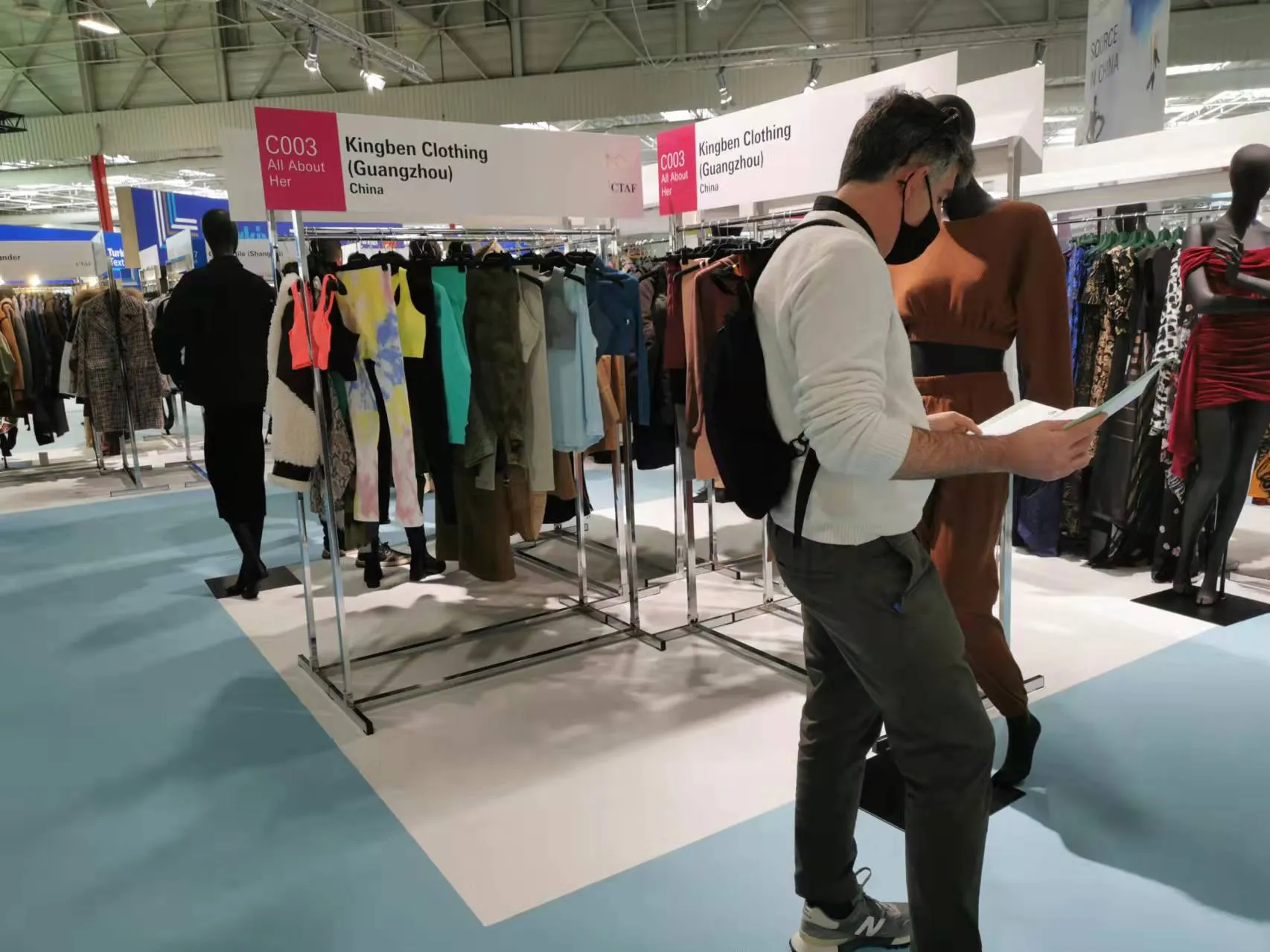 Sample review and market validation at a Kingben Sports trade show