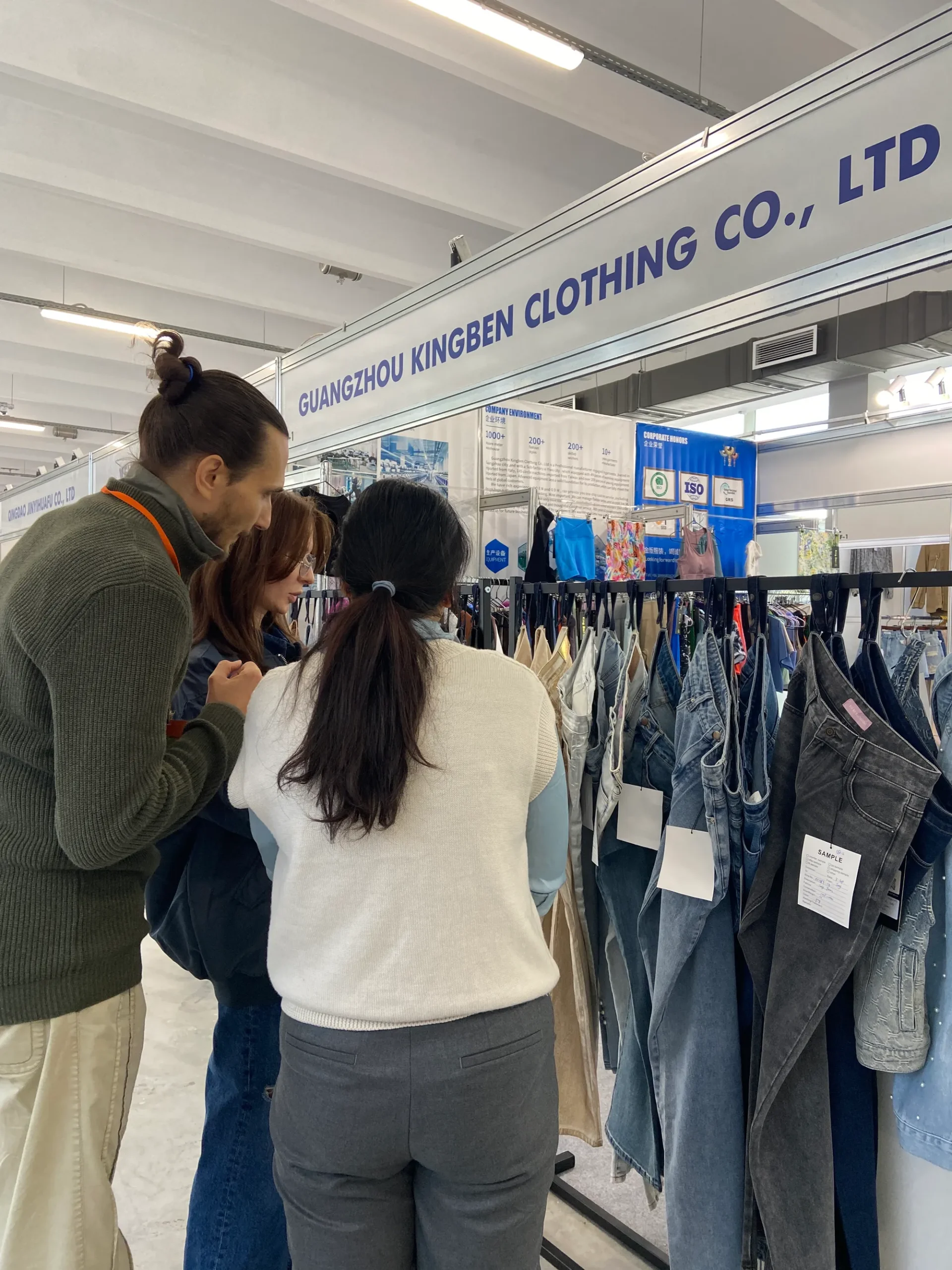 Kingben Sports meeting brand partners at an international trade show